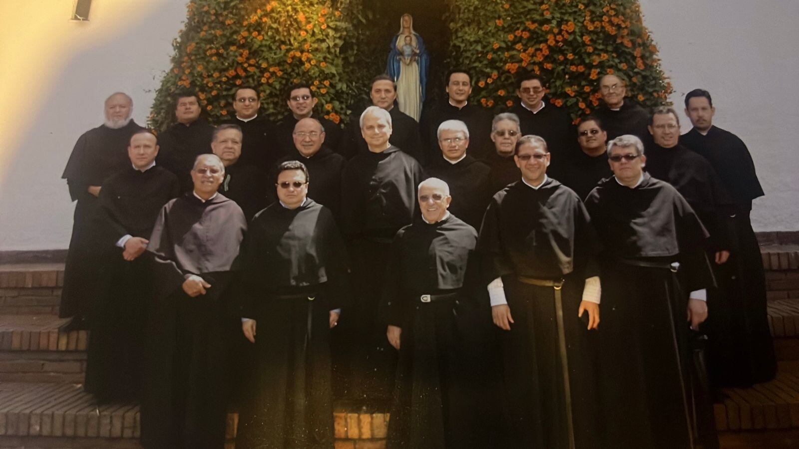 El papa Leon XIV de visita en Colombia con los Padres agustinos. A su lado izquierdo el Padre Gregorio, rector del Liceo Cervantes Norte en Bogotá.