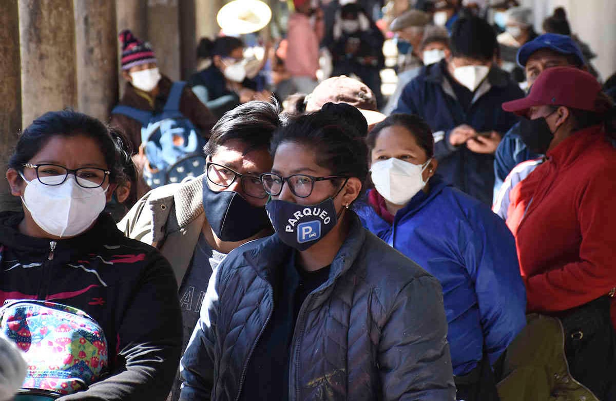 Los bolivianos se alinean frente a una farmacia en Cochabamba, Bolivia, el viernes 17 de julio de 2020. Cada mañana se forman largas filas en Cochabamba, una de las ciudades bolivianas más afectadas por la nueva pandemia de coronavirus mientras la gente espera para comprar pequeñas botellas de dióxido de cloro, un blanqueador tóxico que ha sido falsamente promocionado como una cura para COVID-19 y una miríada de otras enfermedades. (Foto AP / Dico Solis)