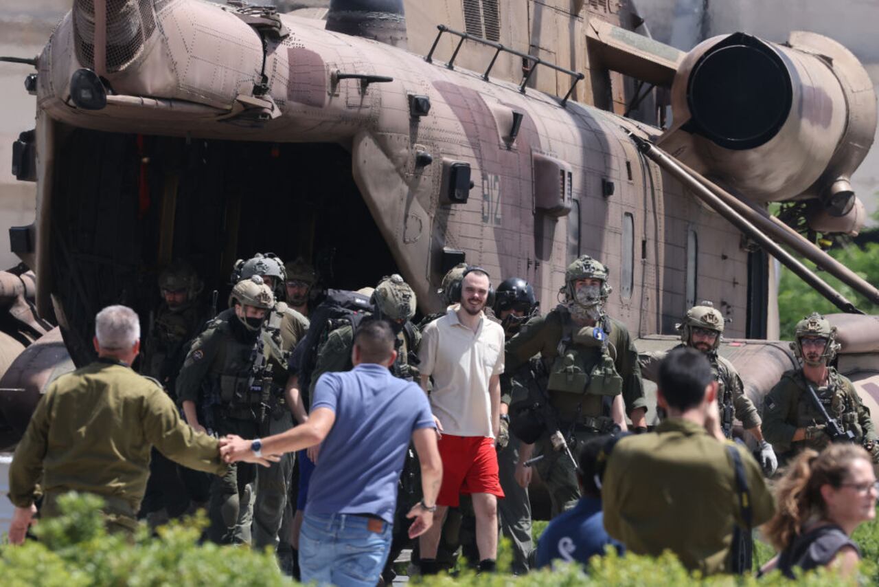 Andrey Kozlov, de 27 años, y Almog Meir, de 21, dos de los cuatro rehenes israelíes recuperados tras una operación militar