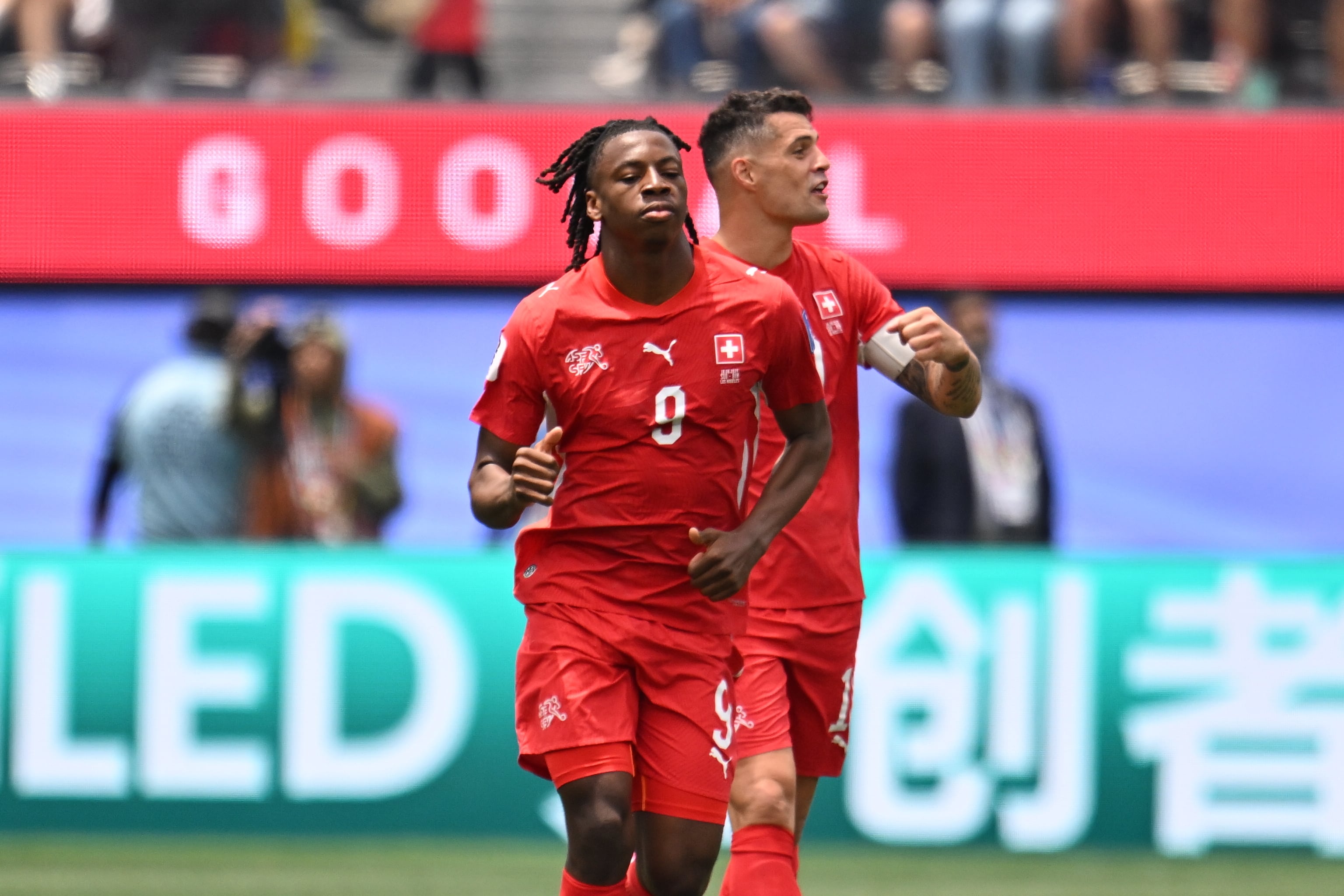 Johan Manzambi celebra uno de sus goles ante Bosnia.