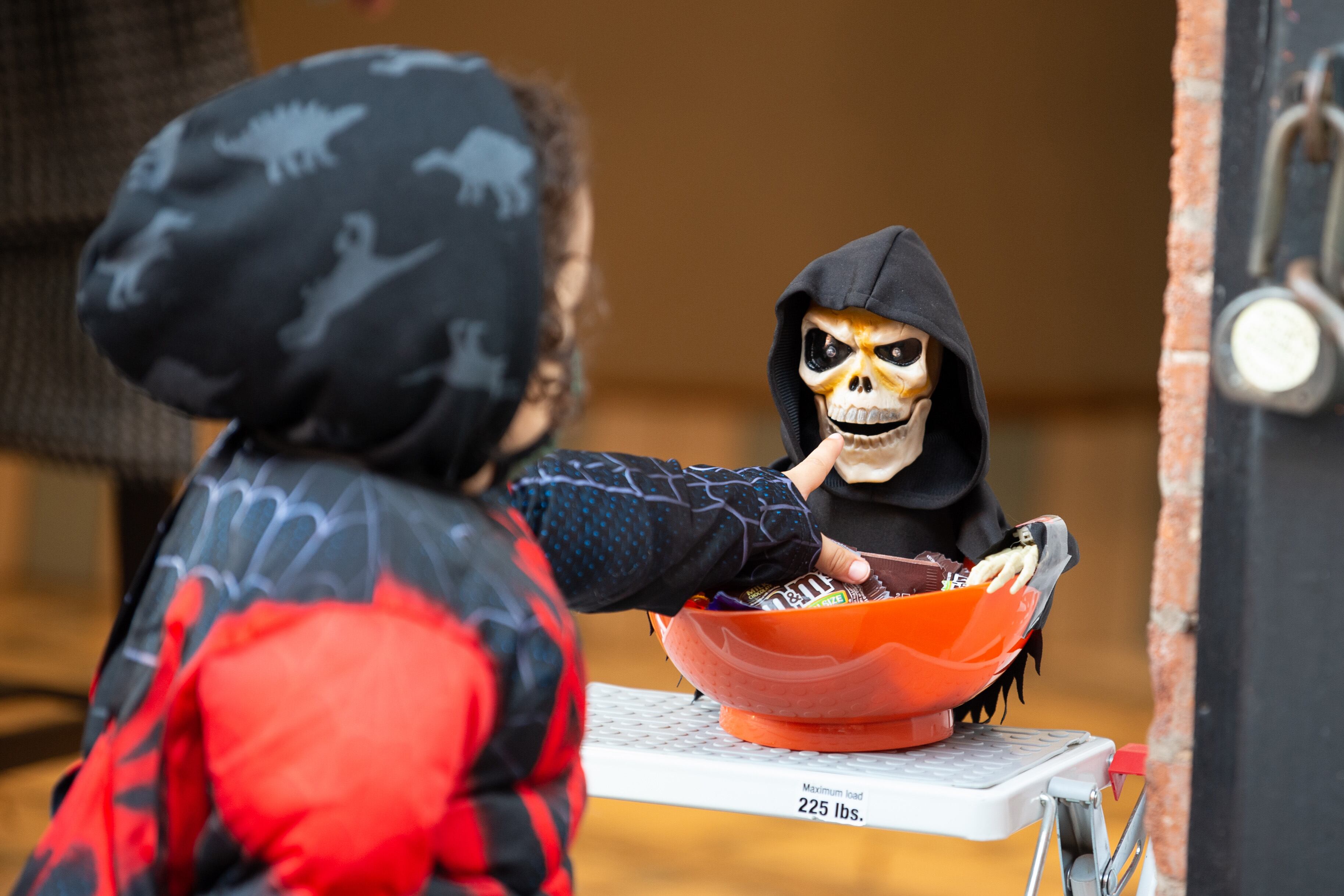 Los niños sufren de un peligro inminente durante la temporada de Halloween
