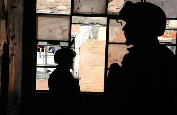 Sobre las tres de la mañana de este miércoles 500 policías irrumpieron en la tristemente célebre 'calle del Bronx', ubicada en el centro de Bogotá. 