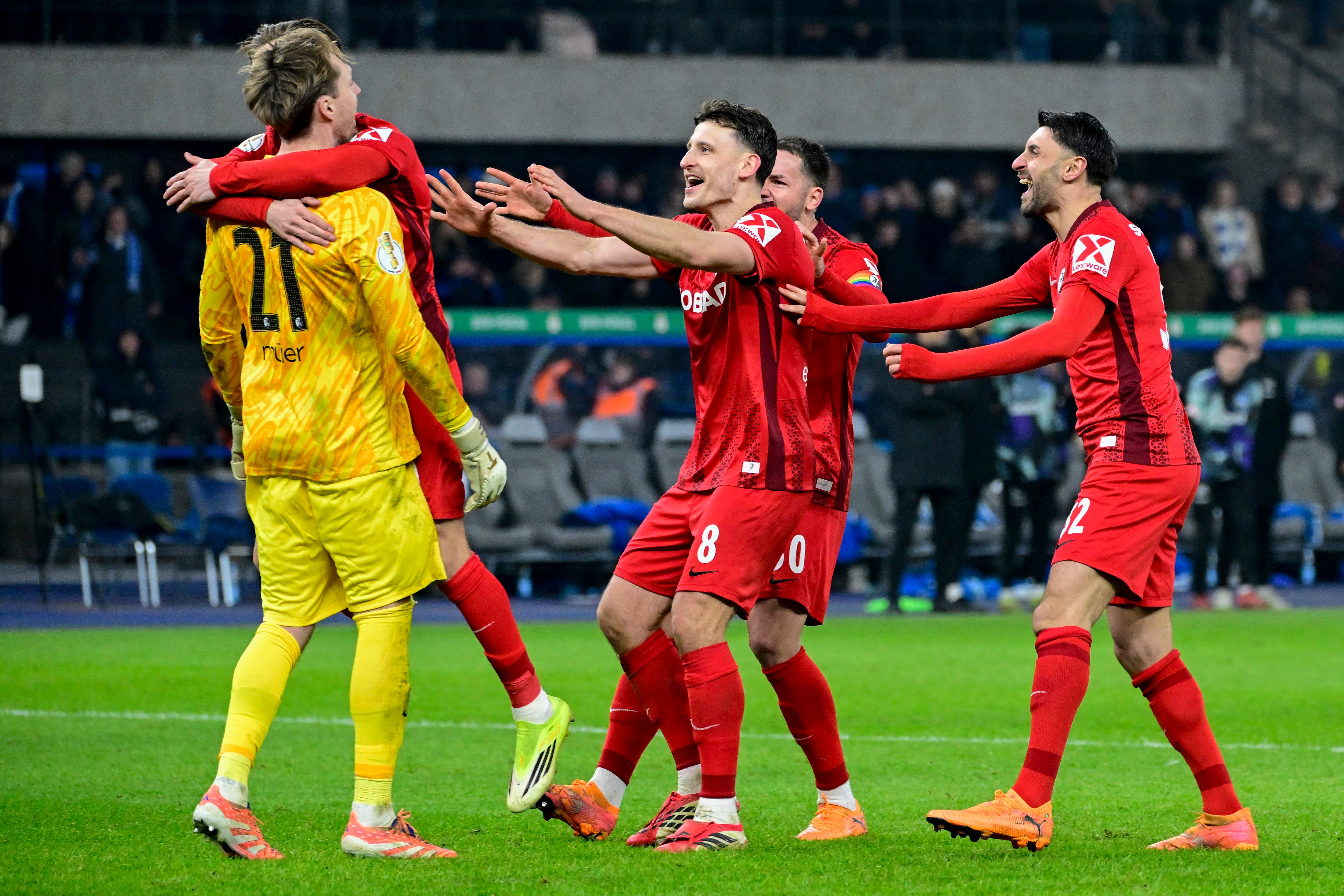 Jugadores del Friburgo celebran el paso a semifinales de la Copa de Alemania.