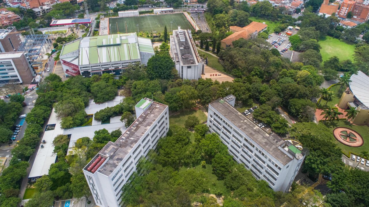 En 2018 inició el proceso de transformación orientado a obtener el estatus de institución carbono neutro y su punto de partida fue la infraestructura física de cuatro campus: Medellín, Bucaramanga, Montería y Palmira.