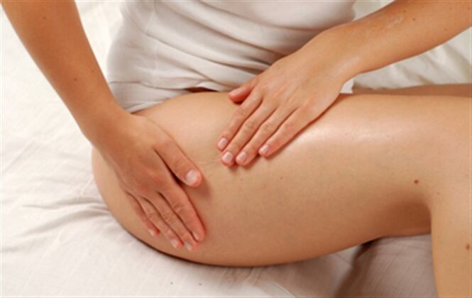 La celulitis es una afección de la piel muy común e inofensiva que provoca la aparición de protuberancias y hoyuelos en los muslos, las caderas, los glúteos y el abdomen.