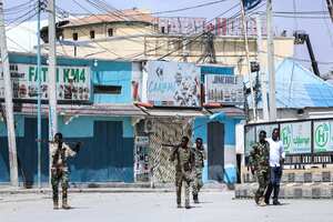 Security officers patrol near the the site of explosions in Mogadishu on August 20, 2022. - At least eight civilians have been killed in an Islamist militant attack on a popular hotel in the Somali capital, an official said, as security forces continued to battle gunmen barricaded inside. (Photo by Hassan Ali ELMI / AFP)