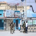 Security officers patrol near the the site of explosions in Mogadishu on August 20, 2022. - At least eight civilians have been killed in an Islamist militant attack on a popular hotel in the Somali capital, an official said, as security forces continued to battle gunmen barricaded inside. (Photo by Hassan Ali ELMI / AFP)