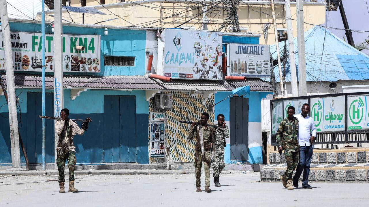 Security officers patrol near the the site of explosions in Mogadishu on August 20, 2022. - At least eight civilians have been killed in an Islamist militant attack on a popular hotel in the Somali capital, an official said, as security forces continued to battle gunmen barricaded inside. (Photo by Hassan Ali ELMI / AFP)