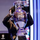 El trofeo se retira después del sorteo final de la competición de fútbol del Campeonato de Europa de la UEFA Euro 2024 en Hamburgo, norte de Alemania, el 2 de diciembre de 2023. (Foto de Odd ANDERSEN / AFP)