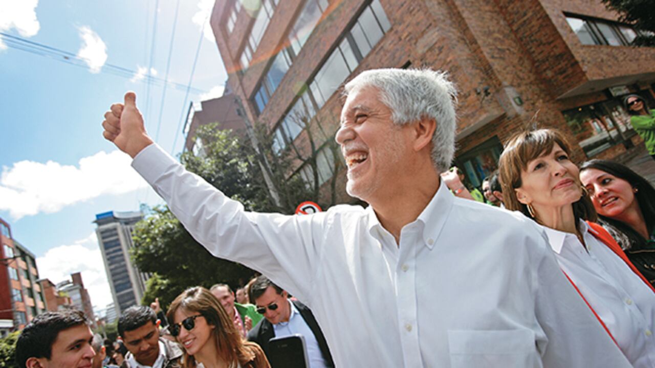 Enrique Peñalosa votó con su esposa Liliana Sánchez y mantuvo hasta el último momento la sonrisa y el buen ánimo que lo caracterizaron en los escasos dos meses de campaña.