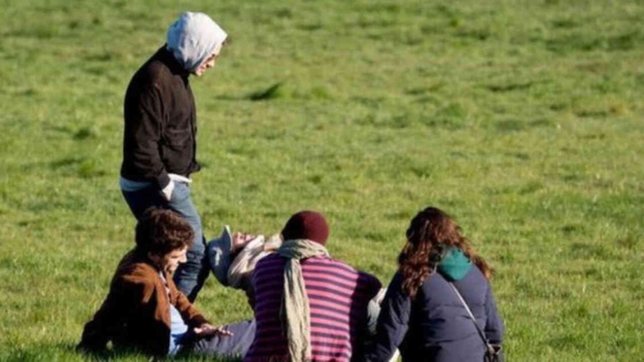 En Inglaterra, ahora está permitido ir al parque, aunque no se esté haciendo ejercicio. No obstante, las personas que no viven en la misma casa deben mantener una distancia de dos metros entre sí. Foto: GETTY IMAGES vía BBC.