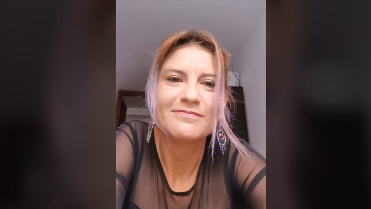 La mujer fue a recoger unos boletas que se había ganado, pero terminó con una deuda por una tarjeta de crédito que le sacaron en cuestión de minutos.