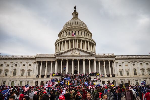 El 6 de enero de 2021, manifestantes pro-Trump irrumpieron en las instalaciones del Capitolio y protagonizaron un violento ataque que dejó cinco personas fallecidas.