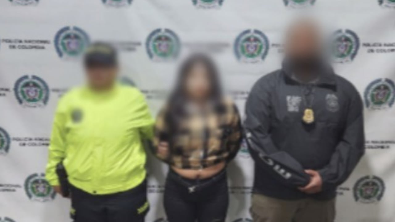 En el centro de la imagen, Glerysmar Anais Castro, la mujer capturada.