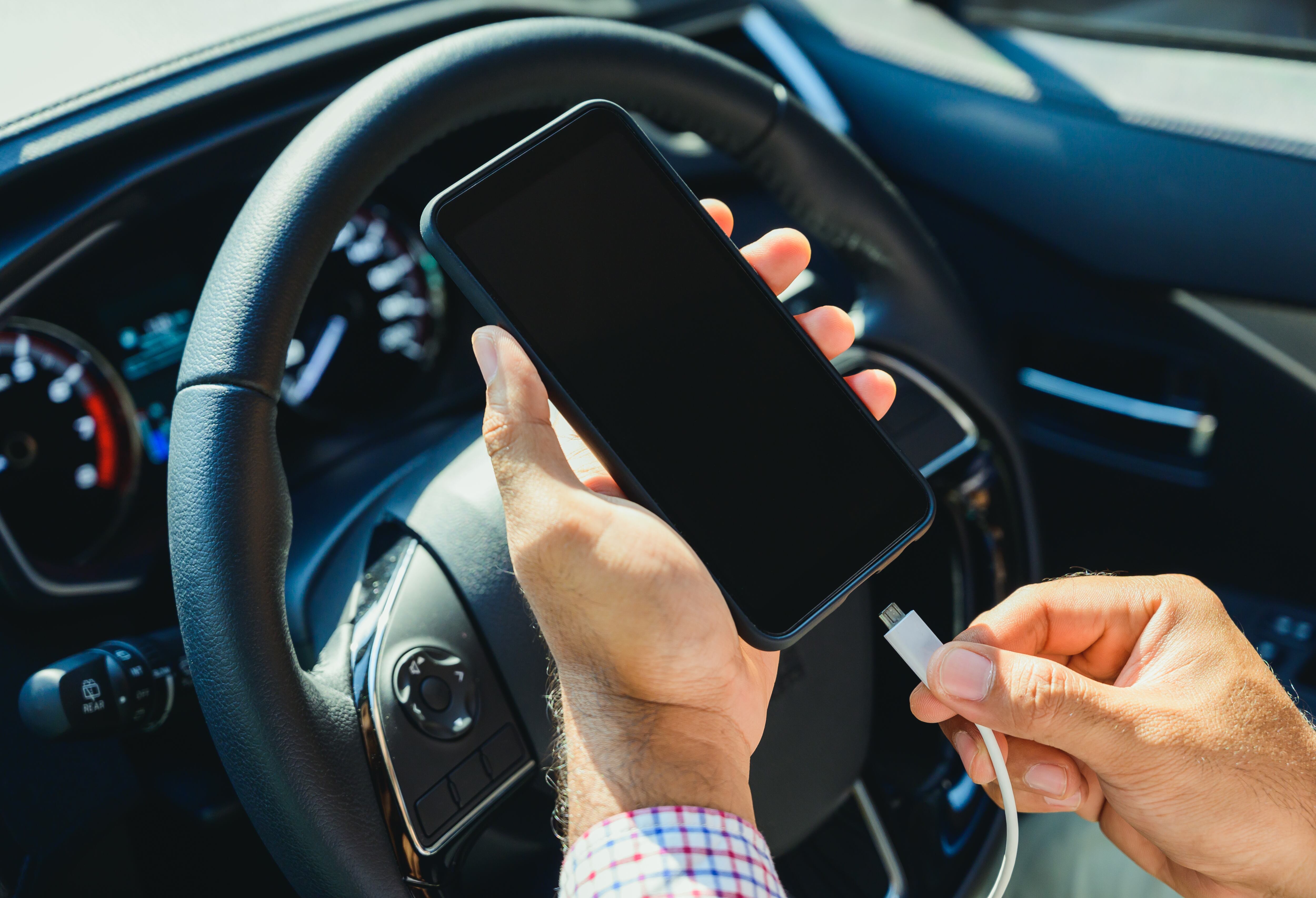 Muchas personas tienen el hábito de cargar el celular en el carro.