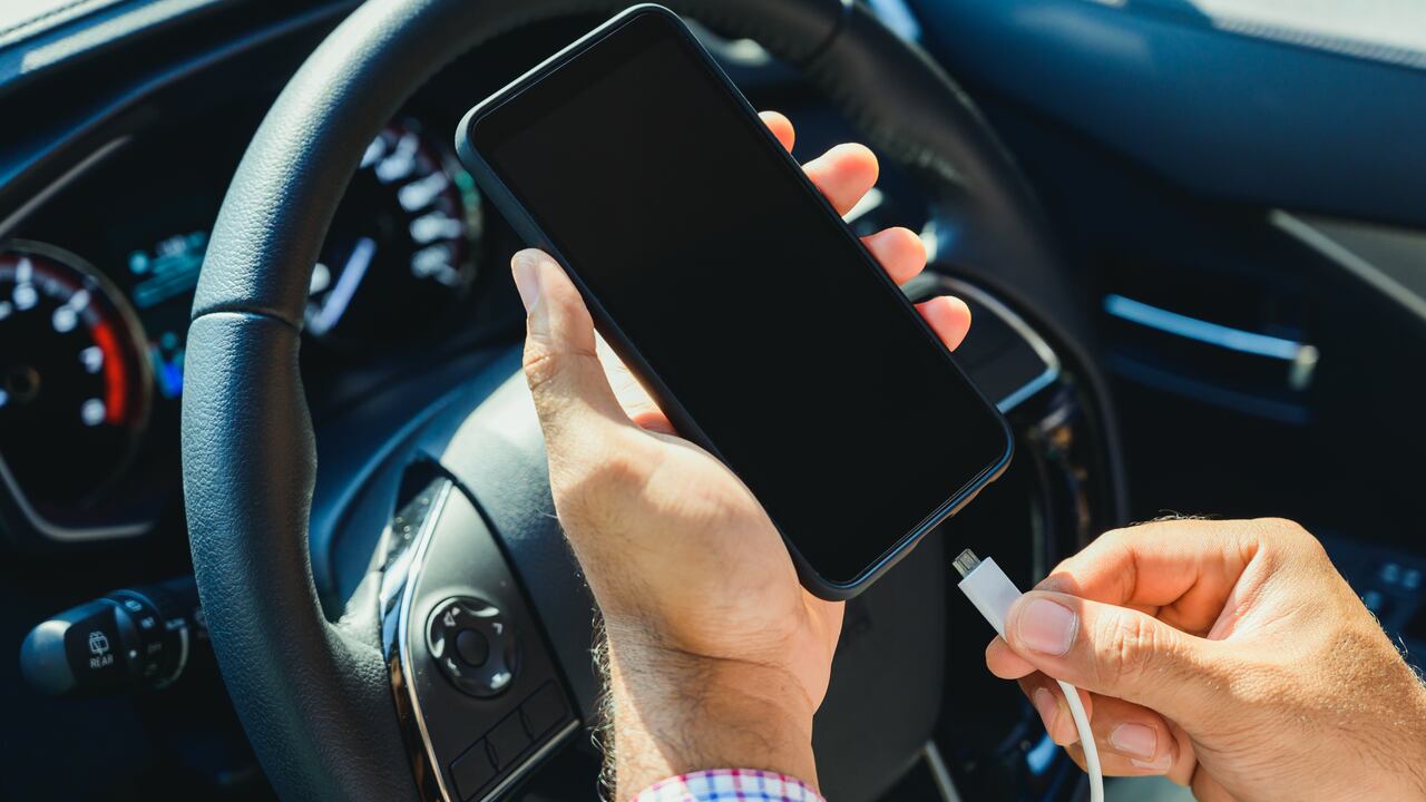 Muchas personas tienen el hábito de cargar el celular en el carro.