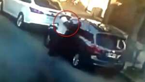 El hecho ocurrió en la esquina de Paraguay y Constitución de la localidad bonaerense de San Justo, cuando el hombre, un ingeniero electrónico de 54 años, se encontraba a bordo de su Volkswagen Suran gris cuando fue sorprendido por un joven quien quería hurtarle el carro.