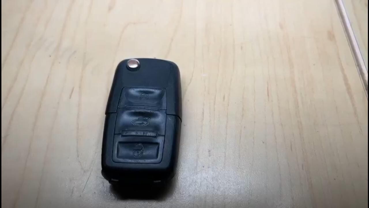 Este era el control que usaba el ladrón para abrir los carros.