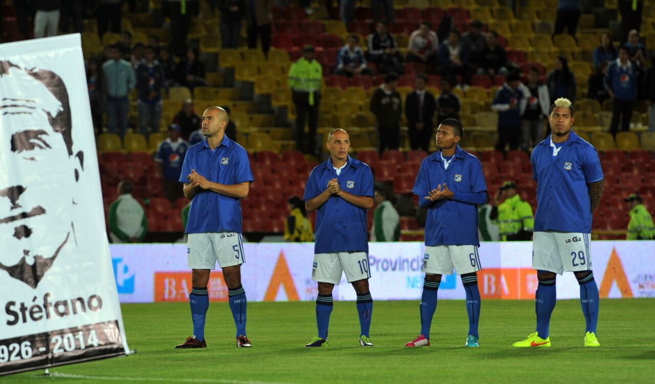 Jugadores de Millonarios en un reconocimiento a Alfredo Di Stefano.