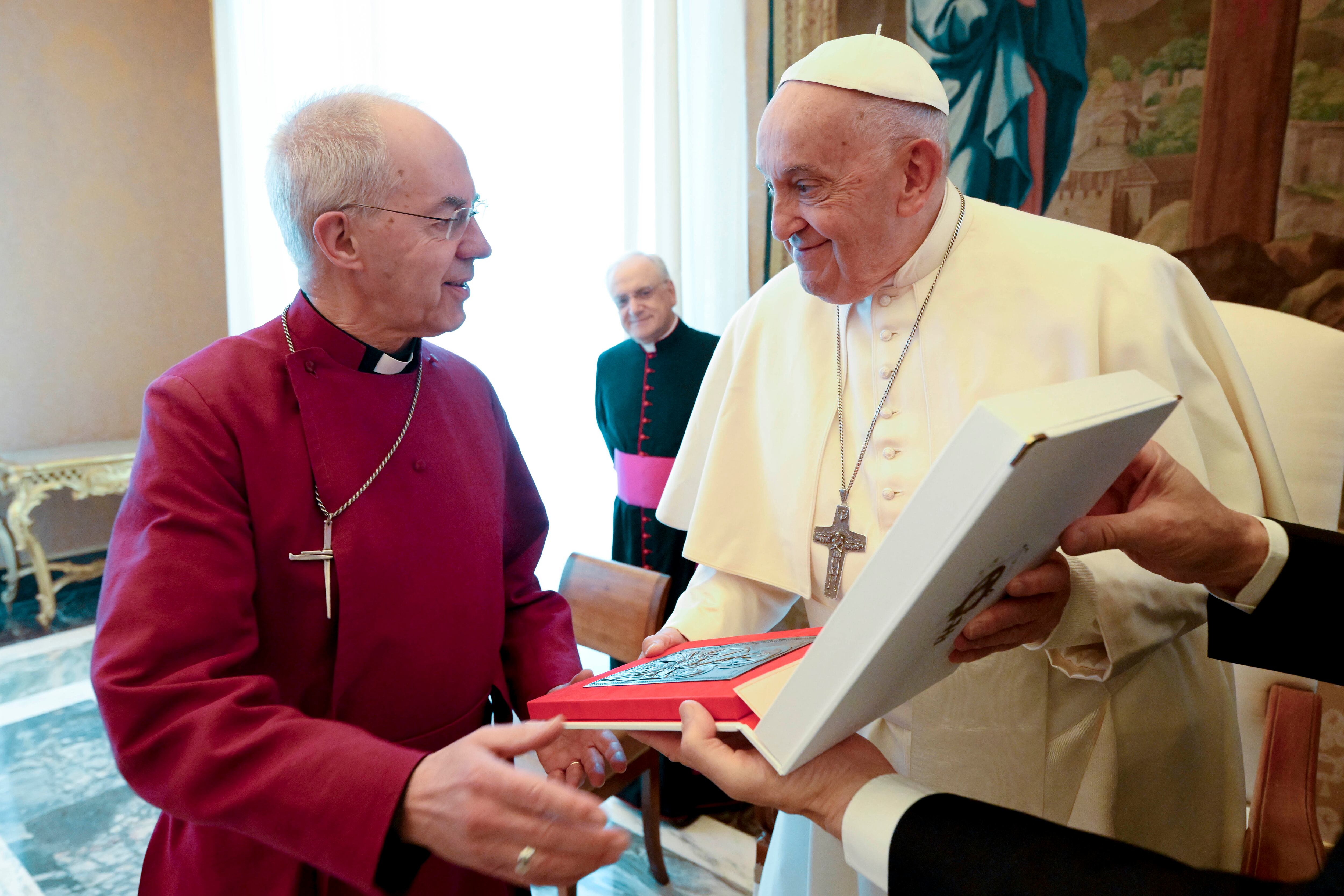 El Papa Francisco intercambia regalos con el Arzobispo de Canterbury, el Reverendísimo Justin Welby, durante una reunión con los Primados de la Comunión Anglicana en el Palacio Apostólico el 2 de mayo de 2024 en la Ciudad del Vaticano, Vaticano. El clero de alto rango de la Comunión Anglicana se encuentra en Roma esta semana para la Reunión de Primados de 2024 del organismo, la primera de este tipo que se celebrará en la Ciudad Eterna.