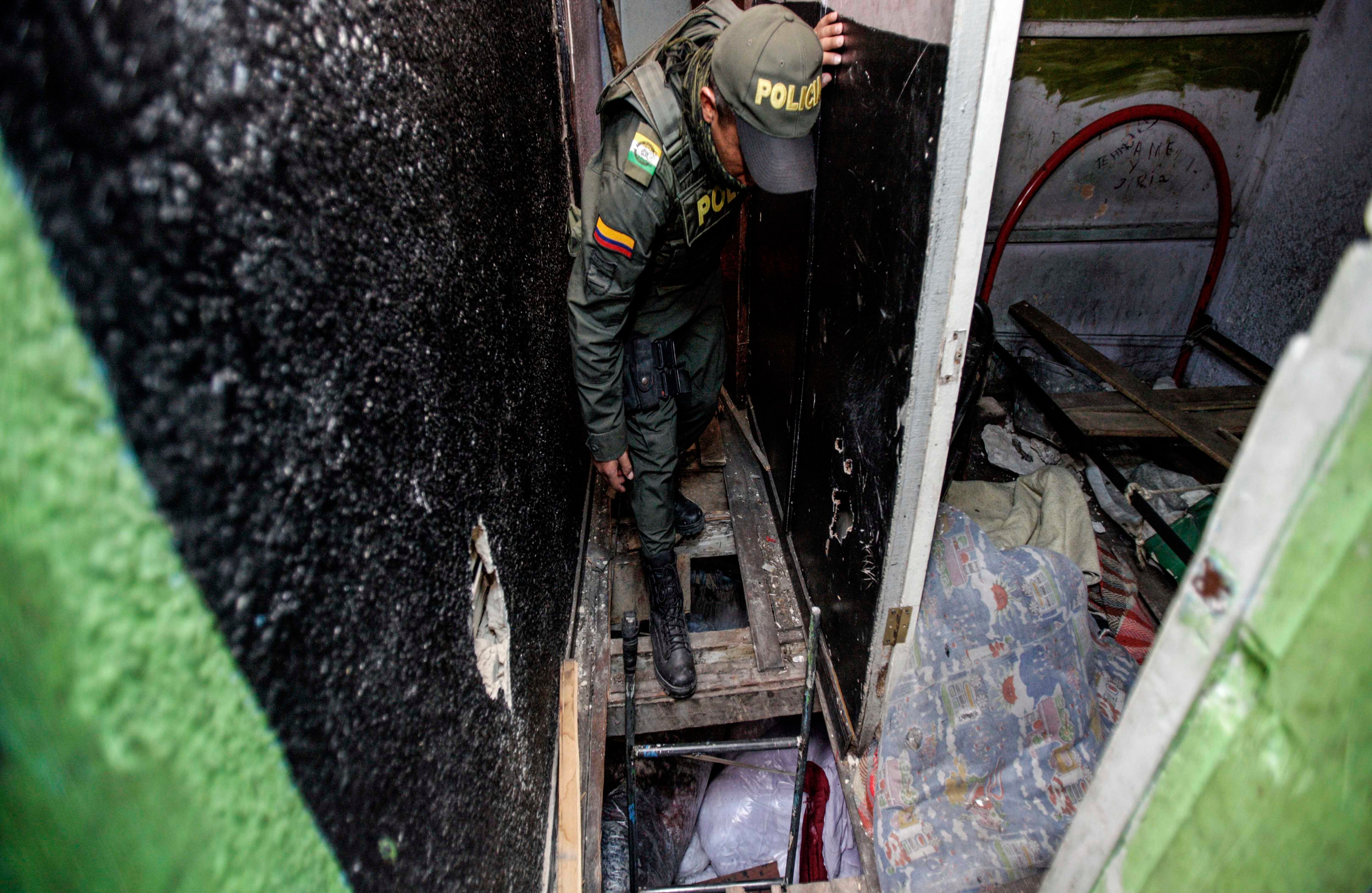 En el operativo las autoridades hallaron un túnel que presuntamente era utilizado para diferentes actividades ilícitas. Foto: Carlos Julio Martínez / SEMANA