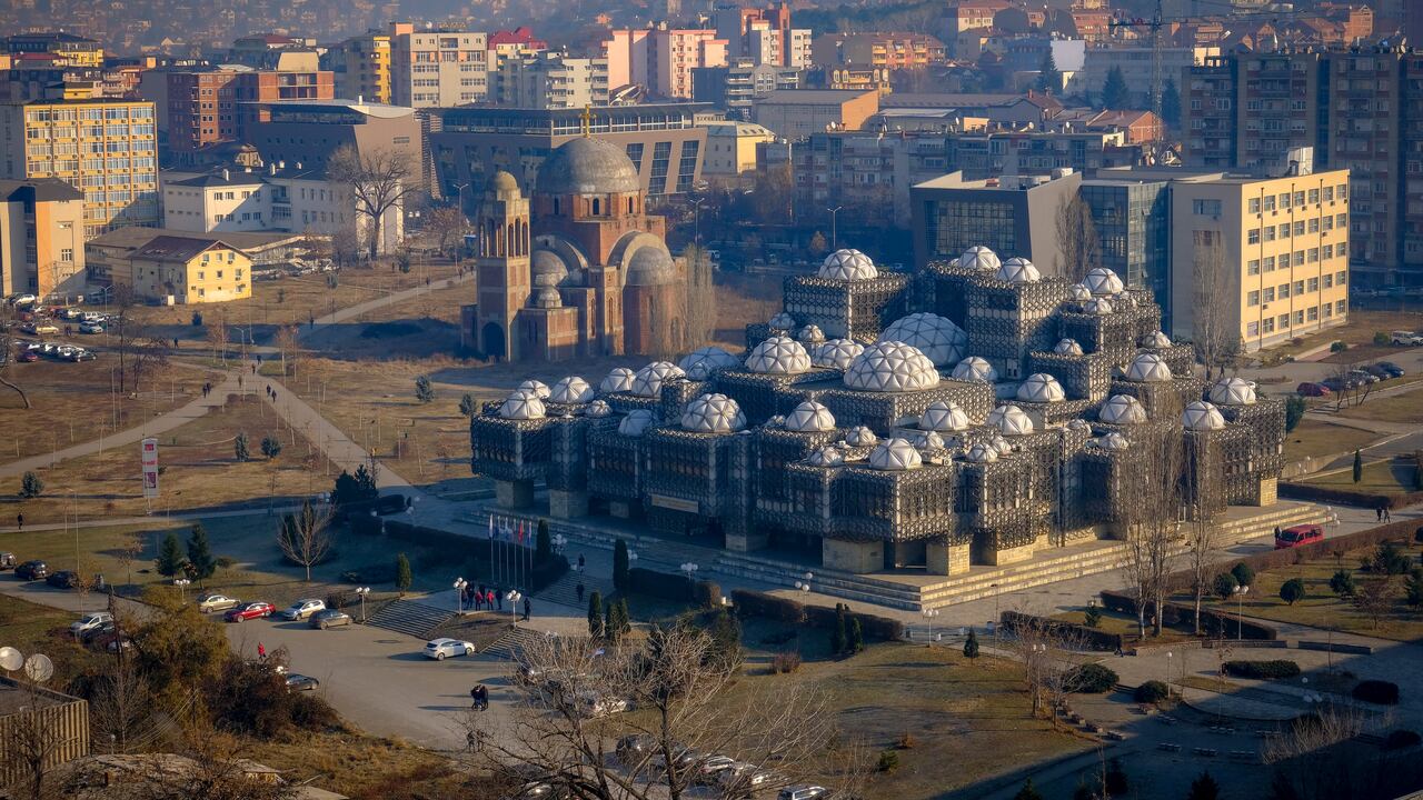 El horizonte de Pristina, incluyendo la Biblioteca Nacional de Kosovo PjetEr Bogdani y la incompleta Catedral Ortodoxa Serbia de Cristo Salvador, el 13 de diciembre de 2018, Pristina, Kosovo.