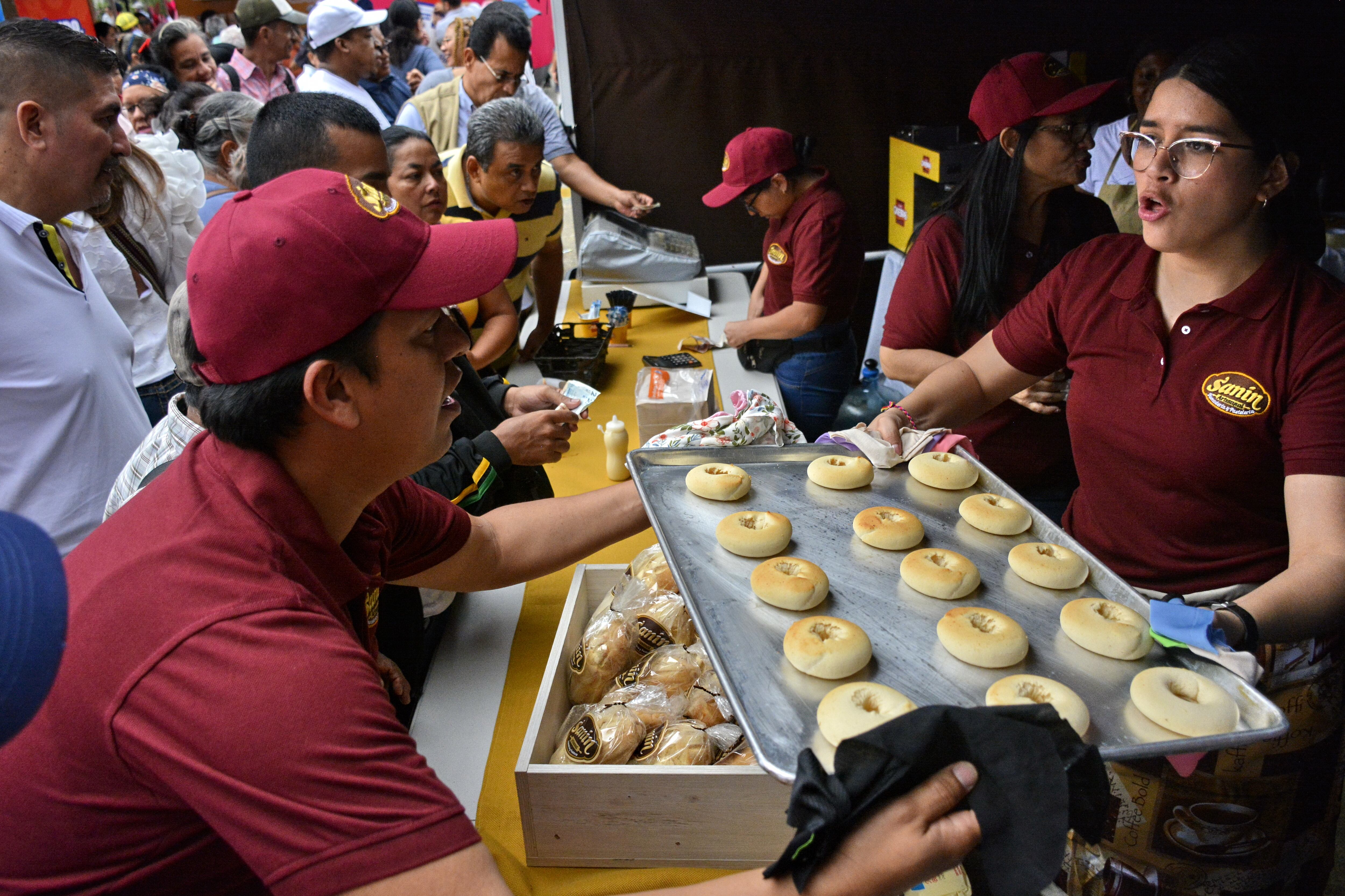 Mucho pandebono se consumió en el día internacional del Pandebono en la Plazoleta Jairo Varela .