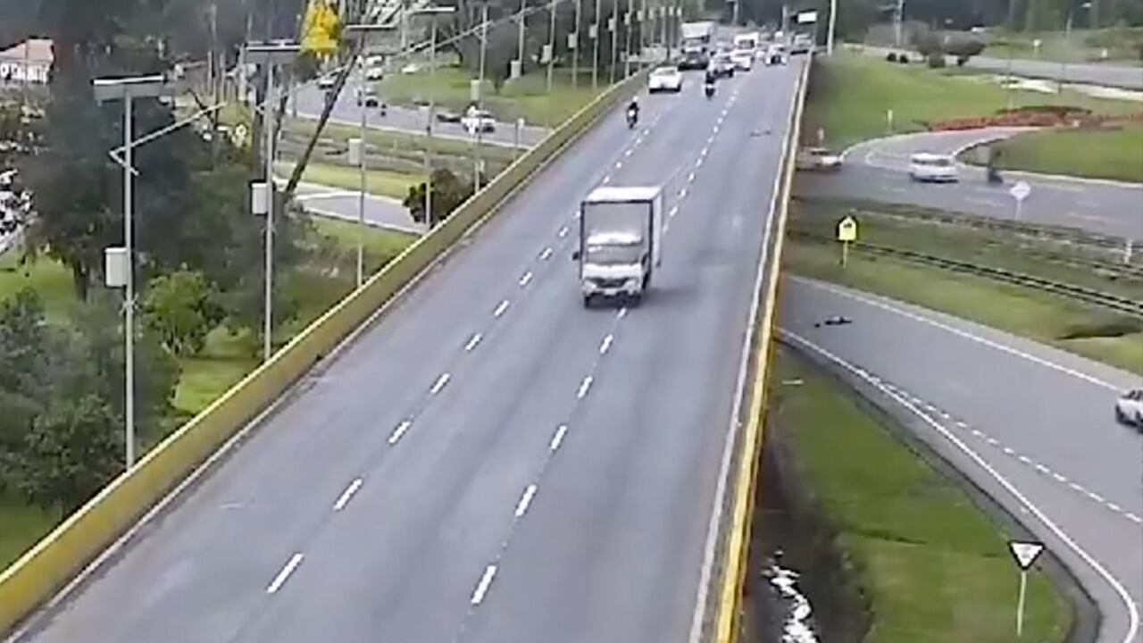 Imagen del furgón tras atropellar al ciclista José Antonio Duarte en Chía (Cundinamarca)