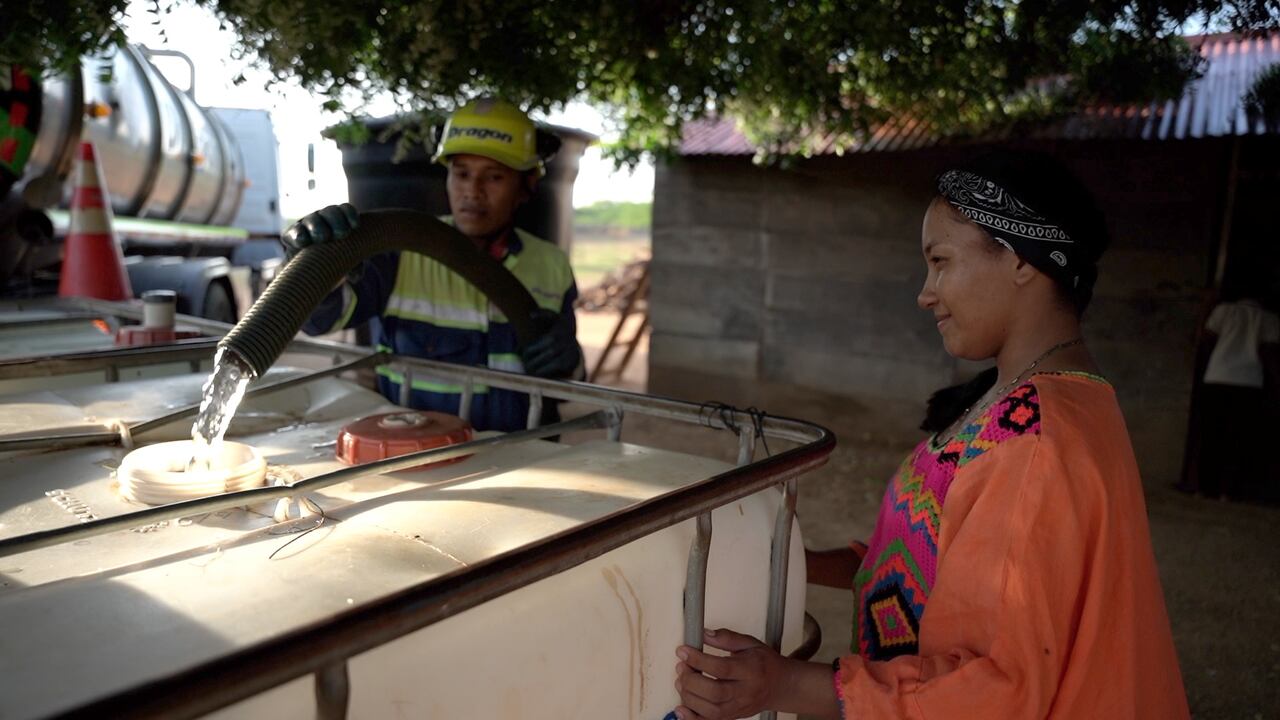Los camiones Dragon llevan el agua a los tanques ubicados en las rancherías.