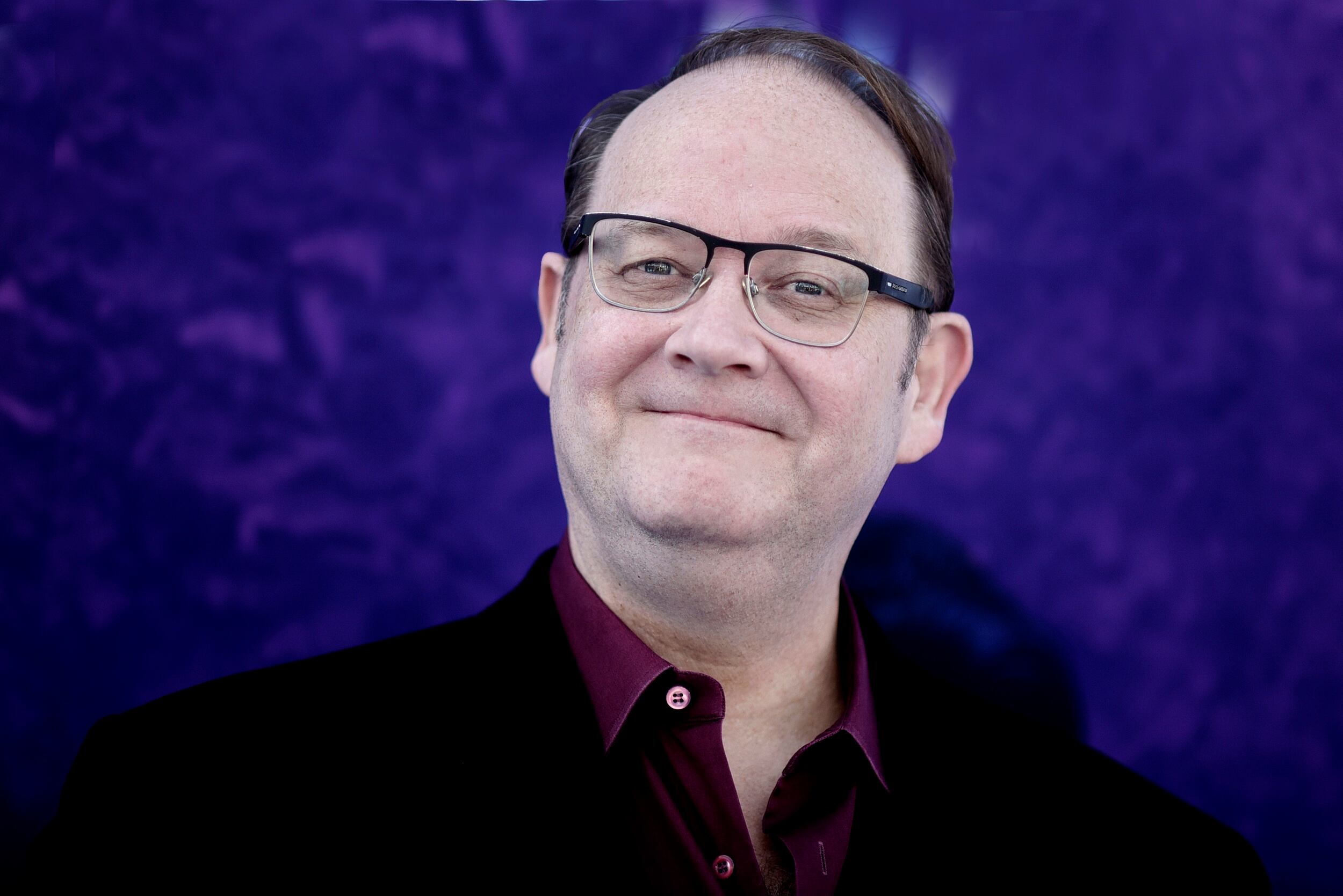 Marc Cherry, productor, guionista y showrunner estadounidense, nacido el 23 de marzo de 1962. Conocido por ser el creador de la exitosa serie 'Desperate Housewives' (Mujeres desesperadas) y la serie de comedia y drama 'Devious Maids'.