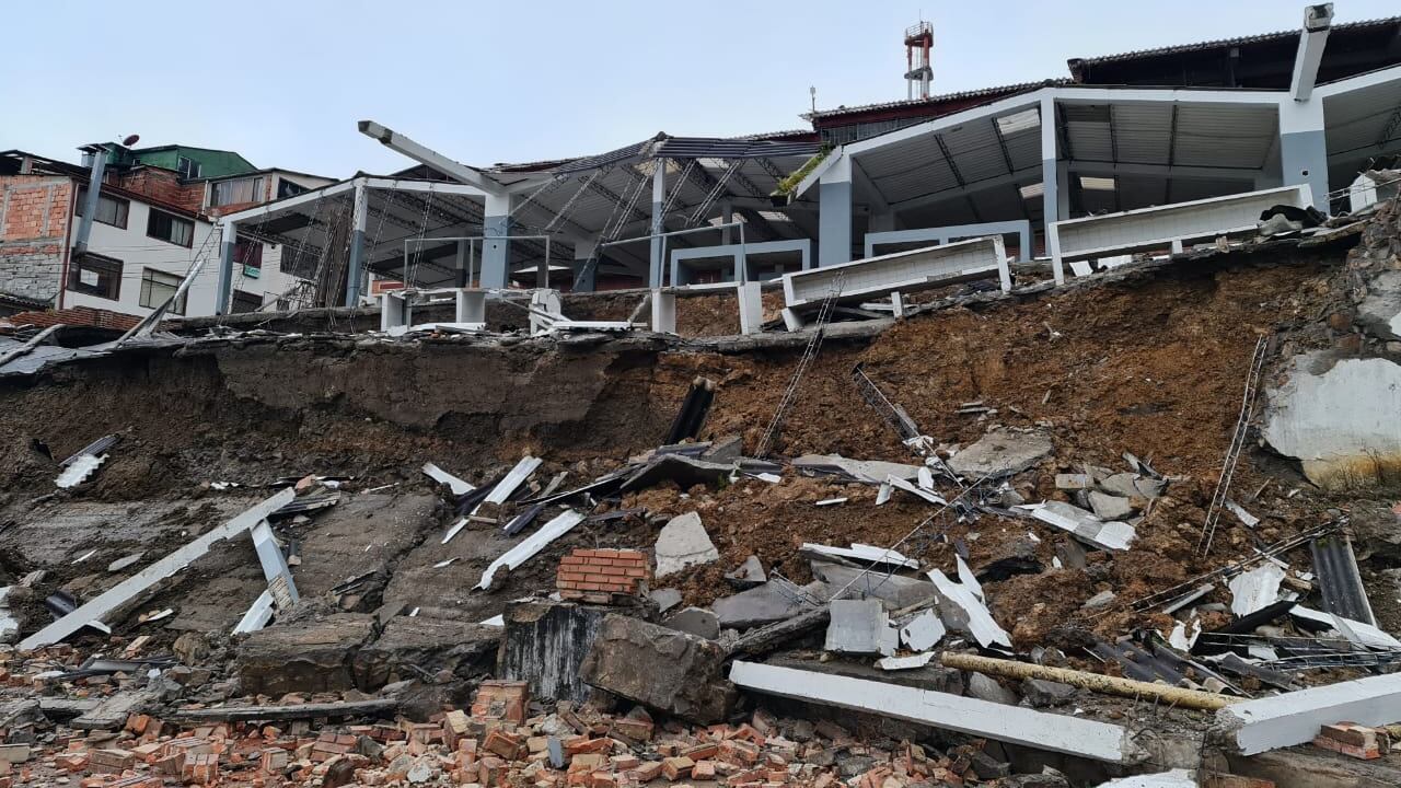 Video | Se desplomó la plaza de mercado en Ubalá, Cundinamarca, y hay más de 80 viviendas en riesgo