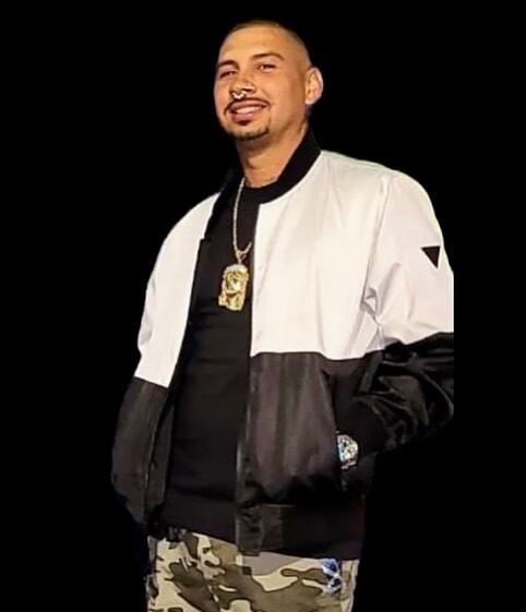 El joven es cantante del género urbano.