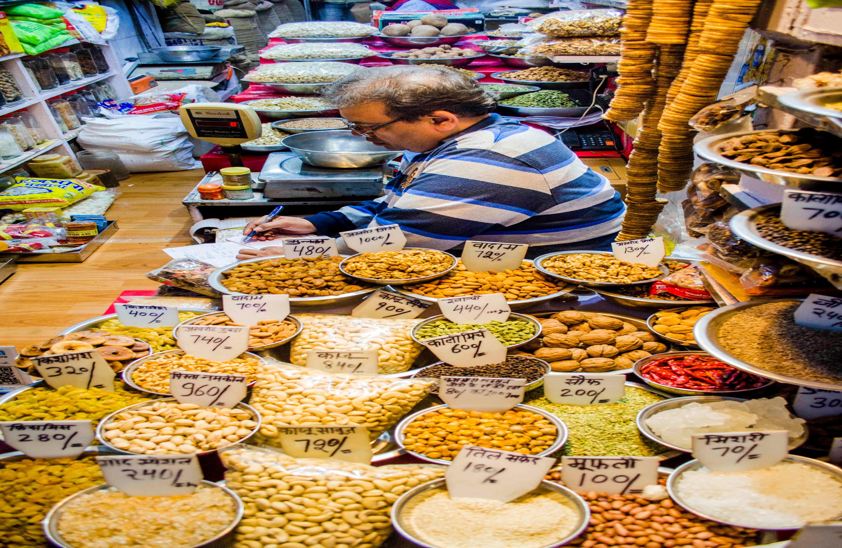 Este comerciante ofrece en su local curry, pimienta negra, pistachos, anís, ajonjolí y pasas, son algunas de las especias y frutos secos. Fotografía: Katerine Lara Rojas