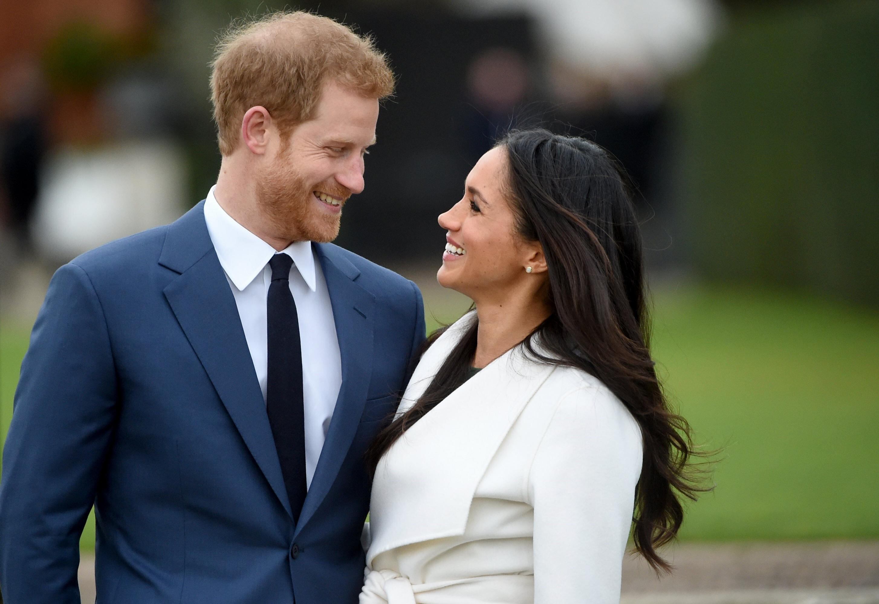 El príncipe Enrique de Inglaterra (conocido como Harry) y su prometida, la actriz estadounidense Meghan Markle