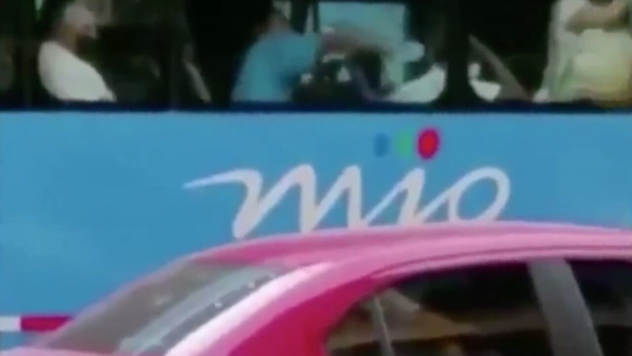 Hombre limpió asiento con su tapabocas y se lo volvió a poner en el Mio de Cali