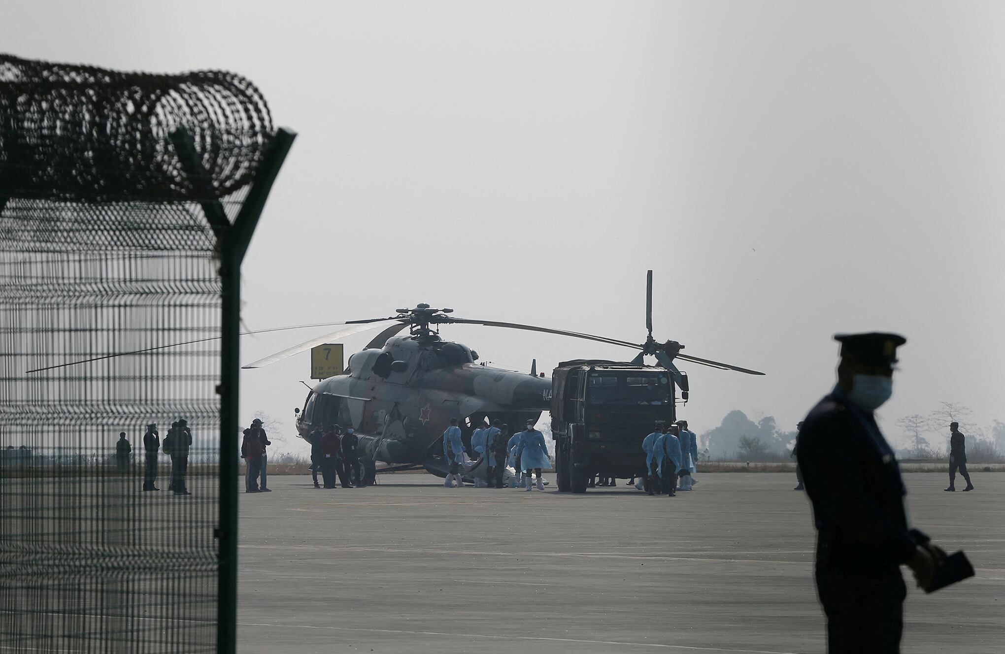 En imágenes : decenas de muertos en el peor accidente aéreo de Nepal en tres décadas