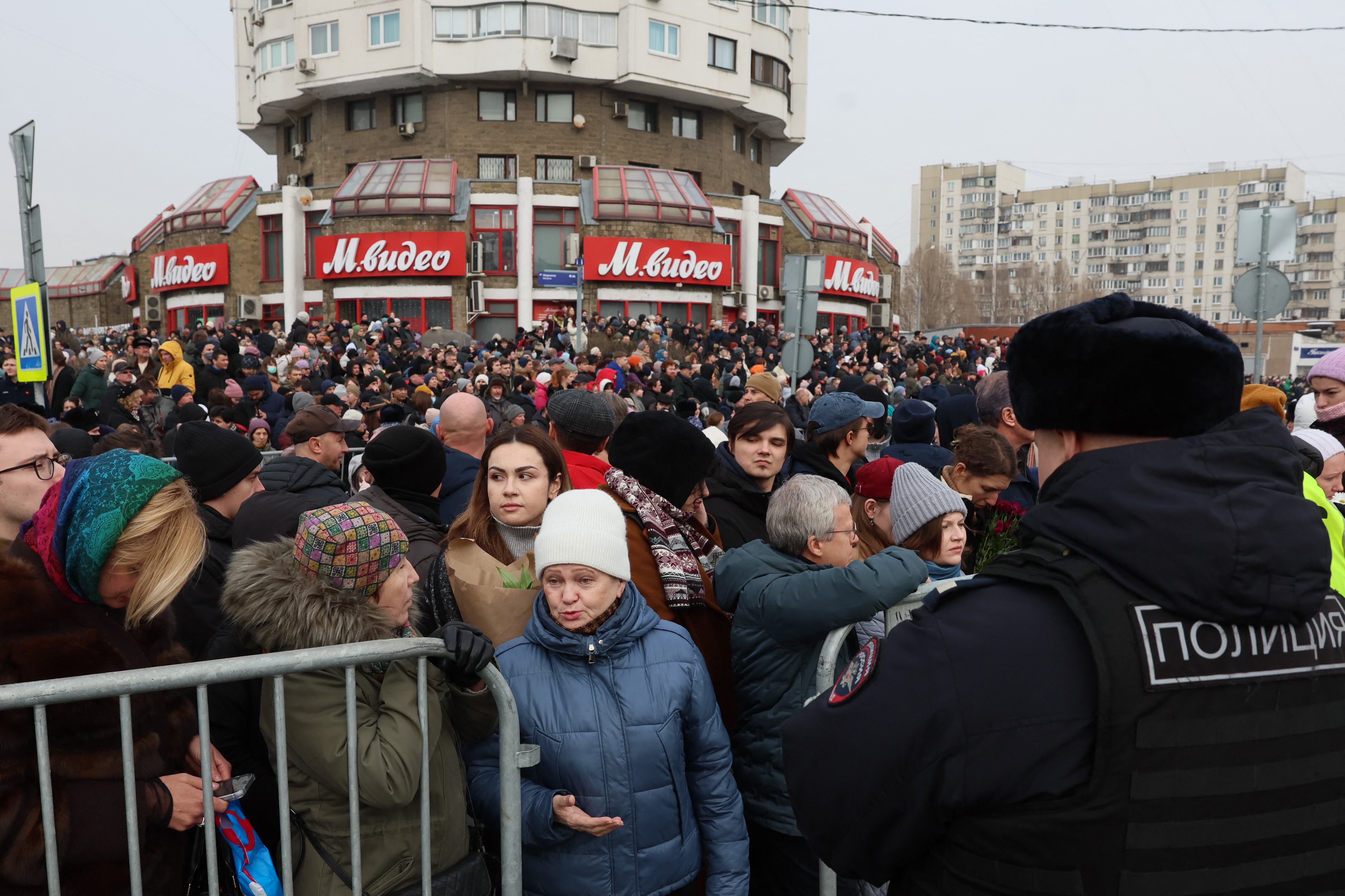 Los dolientes se reúnen frente a la iglesia Madre de Dios Quench My Sorrows durante el funeral del difunto líder de la oposición rusa Alexei Navalny, en el distrito de Maryino en Moscú el 1 de marzo de 2024.