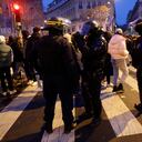 Policías antidisturbios pasan por delante de los aficionados al fútbol de Francia que se reunieron para ver el partido de fútbol final de la Copa del Mundo Qatar 2022 entre Argentina y Francia cerca de la Avenue des Champs-Elysees, en París el 18 de diciembre de 2022. (Foto de ROMAIN PERROCHEAU / AFP)