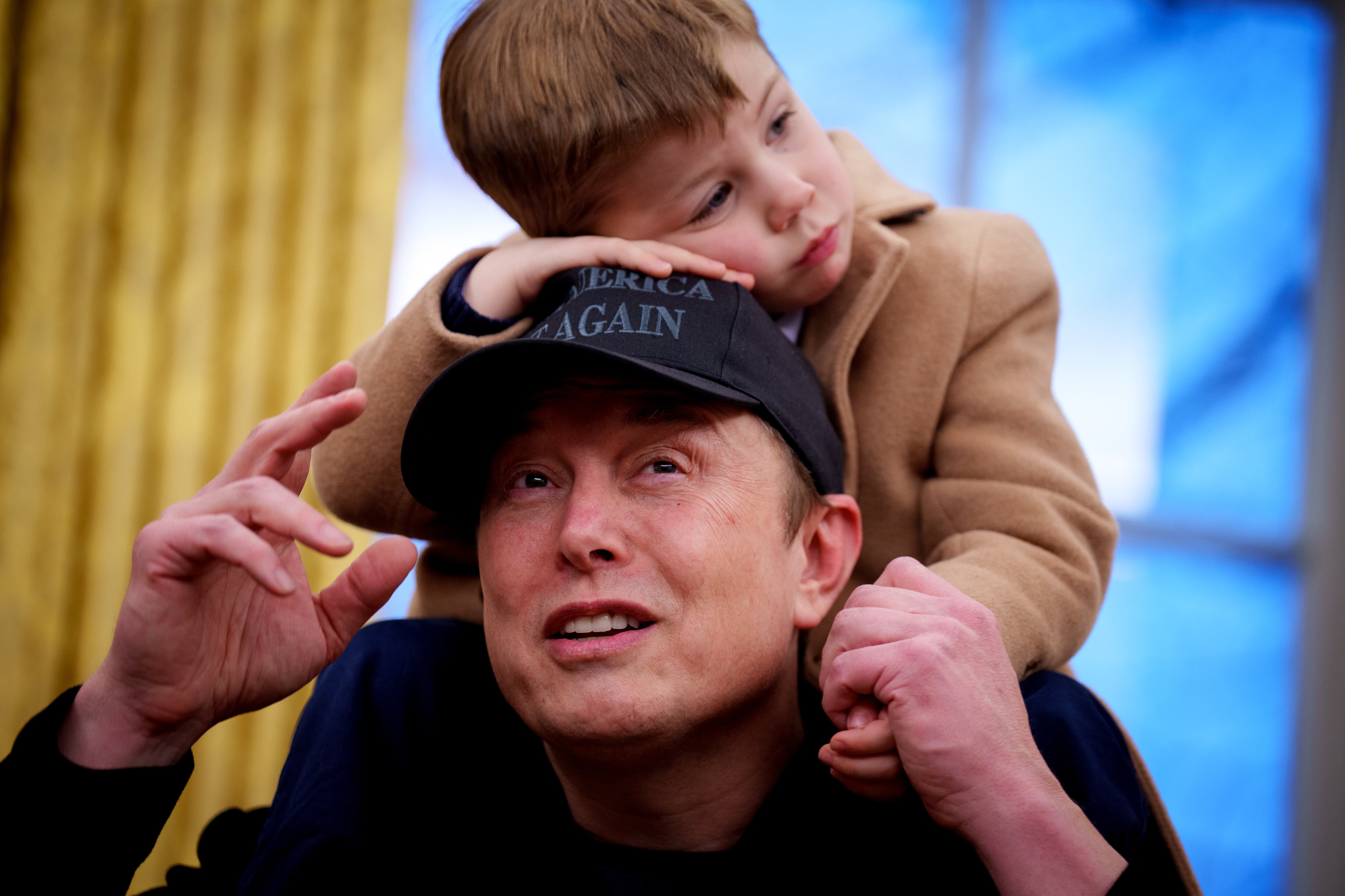Elon Musk junto a su hijo X.