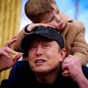 Elon Musk junto a su hijo X.