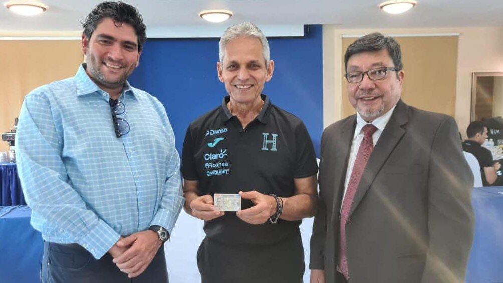 Reinaldo Rueda recibió la nacionalidad hondureña.
