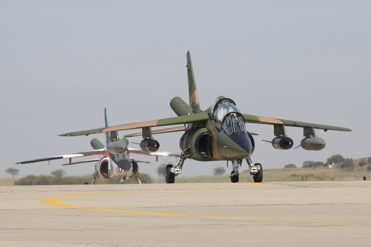 Alpha Jets de la Fuerza Aérea Portuguesa rodando en Beja, Portugal.