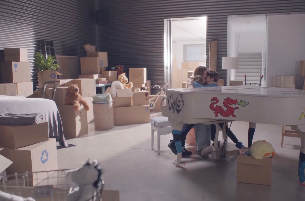 La tierna foto con la que cierra el video de Shakira junto a sus pequeños.