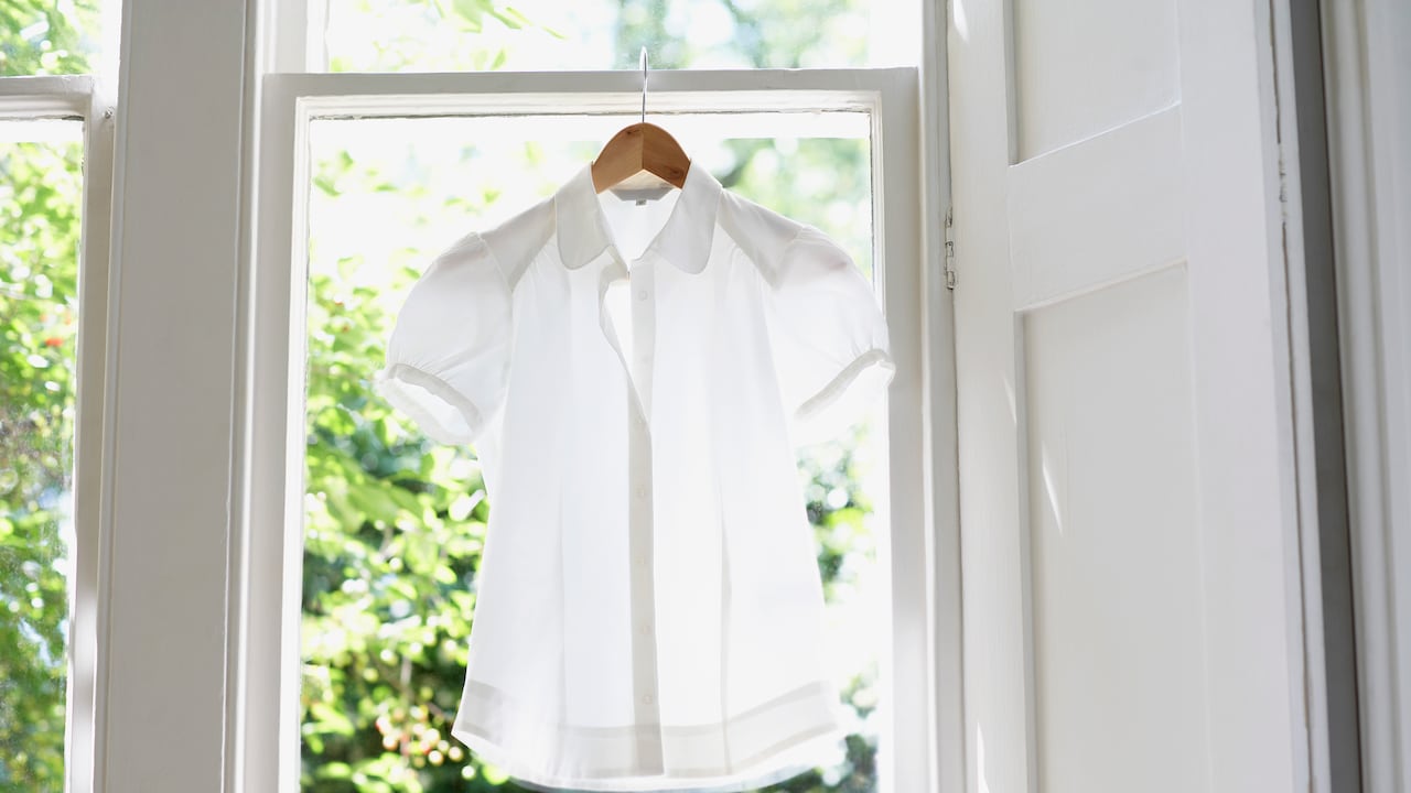 Así puede lavar una camisa blanca para despercudirla.