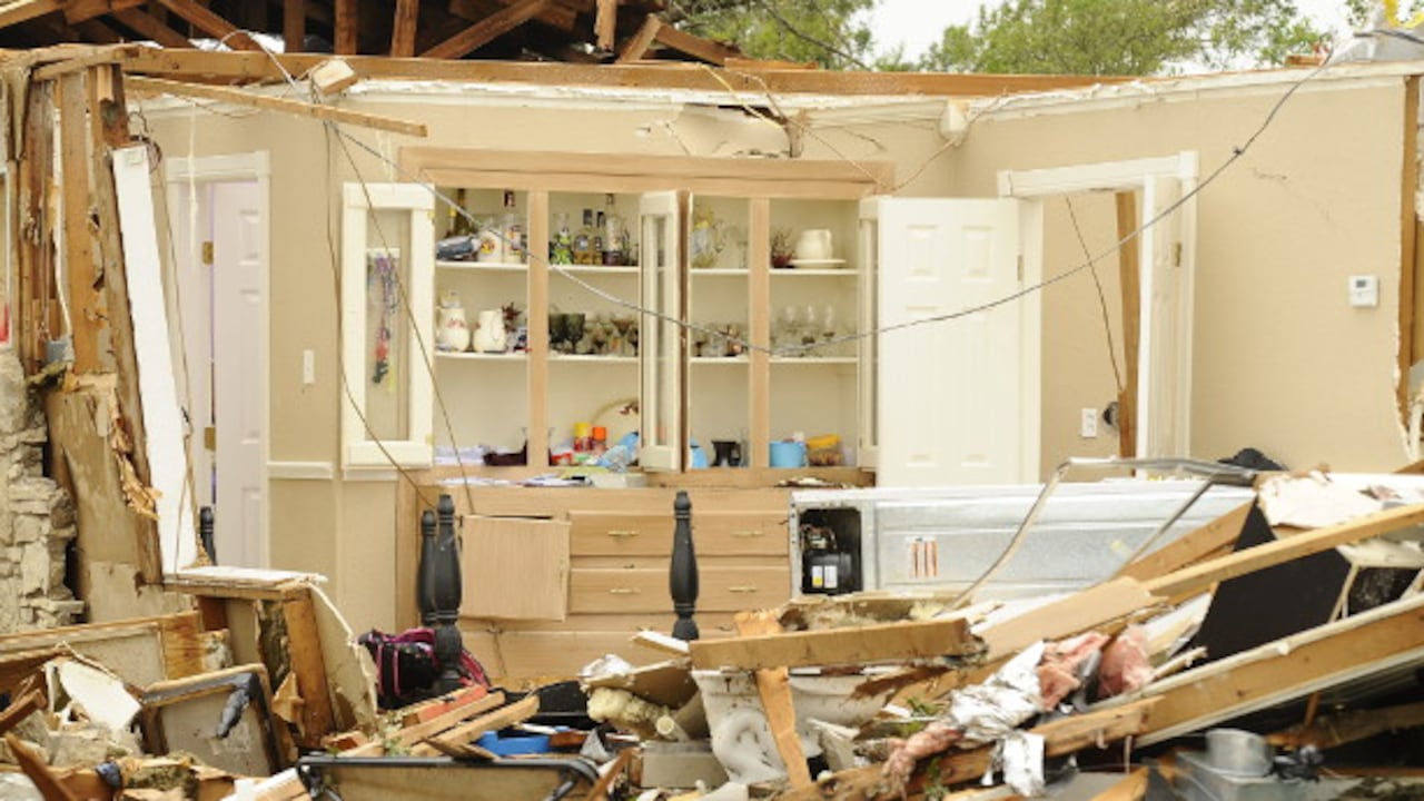 Vista de los destrozos causados tras el paso de un tornado en Granbury, Texas, Estados Unidos. (Foto: EFE)