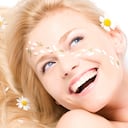 La manzanilla le ofrece una serie de beneficios al cabello.