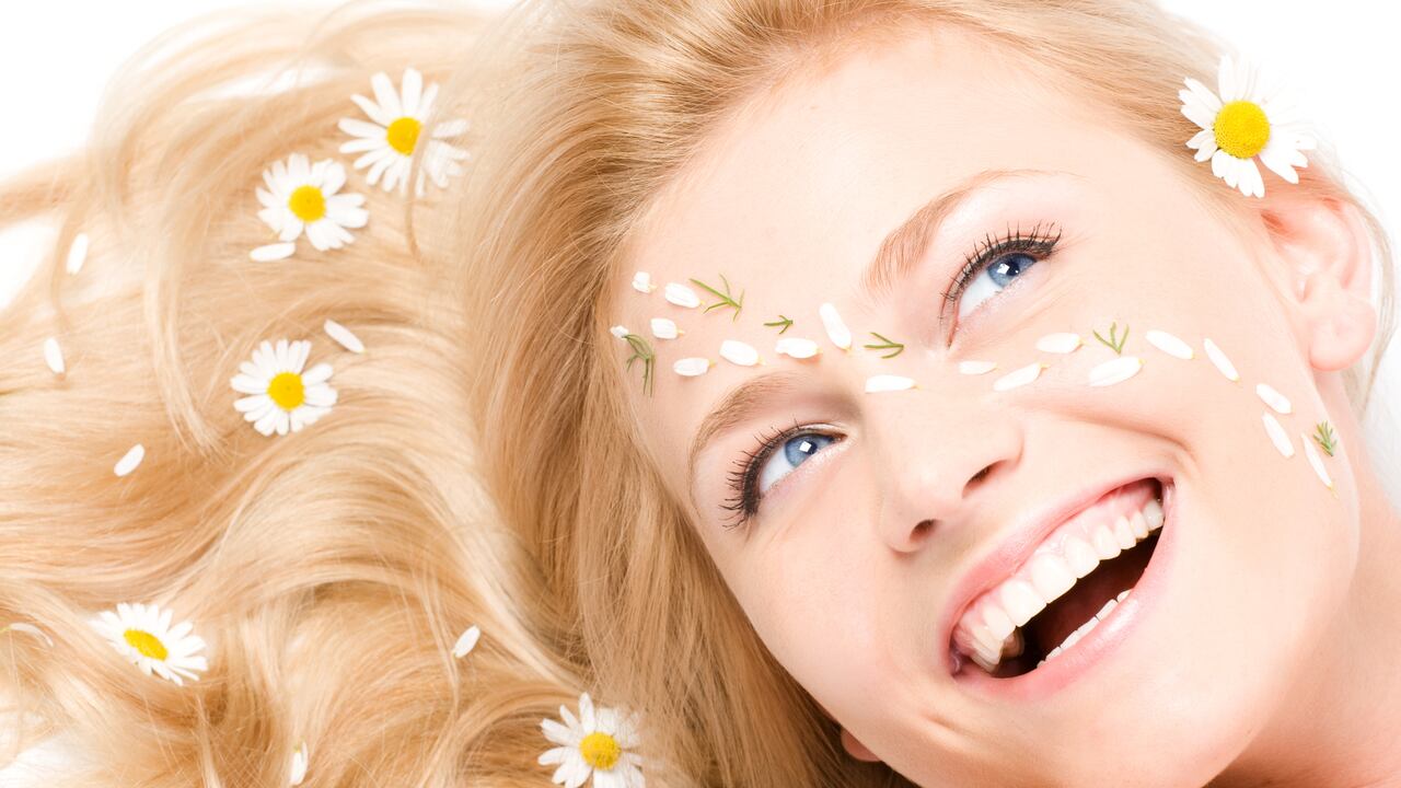 La manzanilla le ofrece una serie de beneficios al cabello.