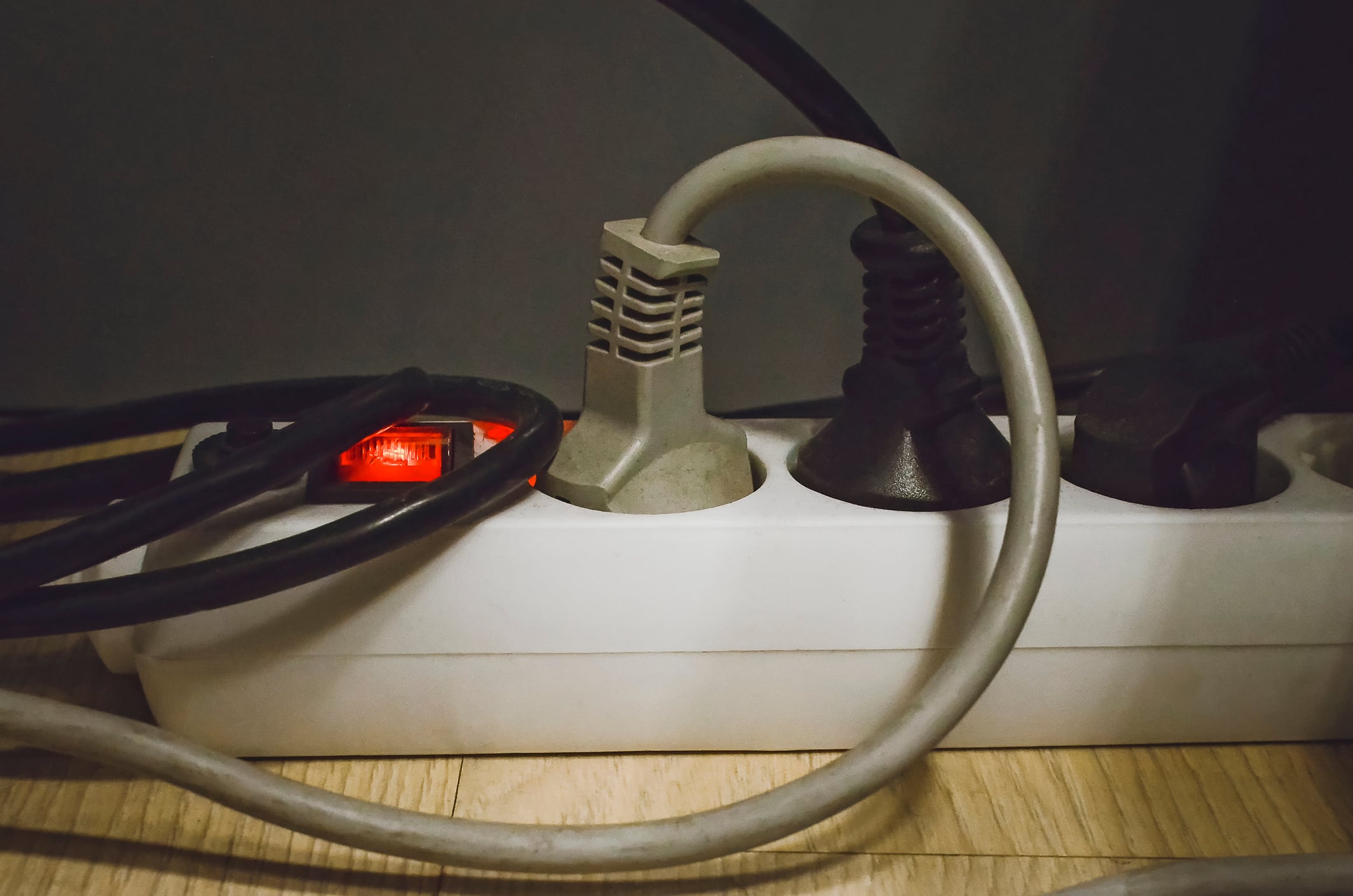 Expertos señalan aparatos que pueden sobrecargar extensiones eléctricas.