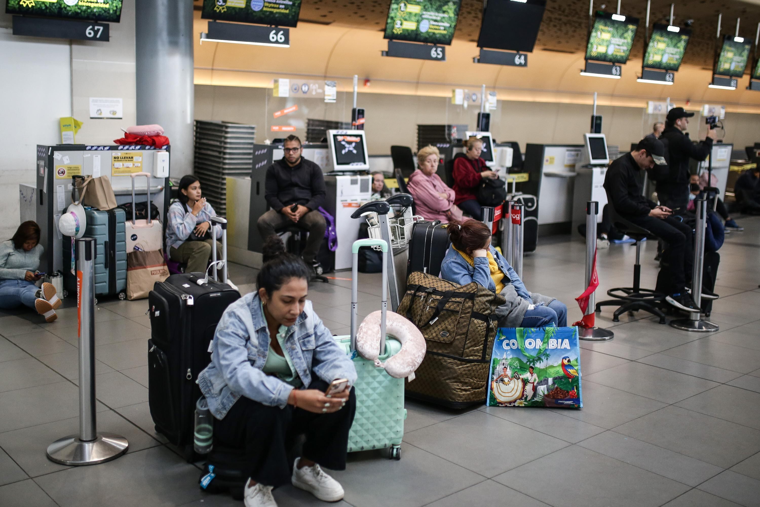 Varios pasajeros varados en el Aeropuerto Internacional El Dorado, debido a la cancelación de operaciones de la aerolínea Viva Air.