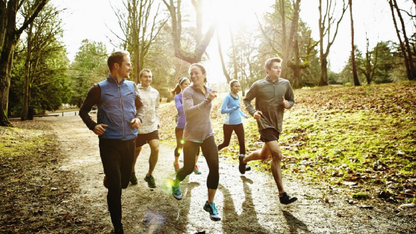 Además del ejercicio físico, expertos también recomiendan evitar el consumo de alcohol y el estrés para cuidar la salud del corazón. Foto: Getty Images.